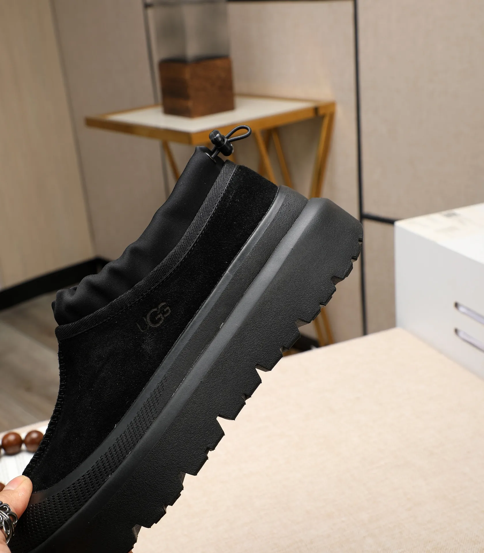 Men's shoes 💰540 (same style for men and women) Please pay attention to the quality of the original order and compare the thickness of the wool 🏮🏮The popular UGG is from Australia's warm luxury brand men's shoes, the official website is synchronized, Beckham men's style..., made of imported first-layer waxed cowhide, waxed toe cap, Australian real wool velvet lining Carefully sewn...Imported rubber Martin boots outsoles (comfortable, soft and wear-resistant). I really like the quality..Exquisite workmanship. You won't be able to put it down at first sight. Sizes 35-44